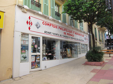 Coin dealer at main shopping street Princesse Caroline. Photo: KW.