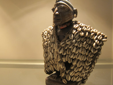 Idol decorated with kauri shells. Photo: KW.