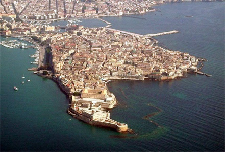 Aerial view of the offshore Island of Ortygia. Markos90 / http://creativecommons.org/licenses/by-sa/3.0/deed.en.