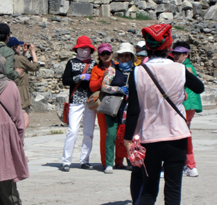Different countries, different customs: the Japanese, travelling abroad. Photo: KW.