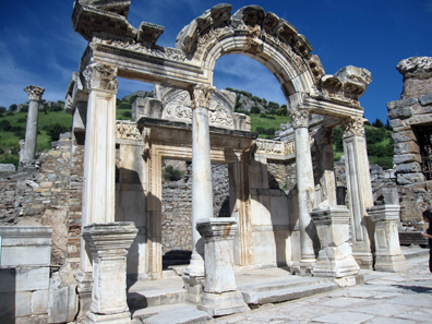 The so-called Temple of Hadrian. Photo: KW.