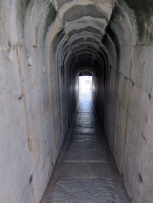 Covered entrance. Photo: KW.