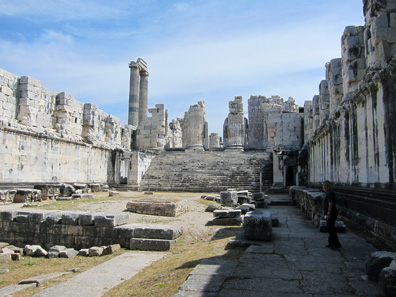 Adyton. The inner courtyard of the Temple, open at the top. Photo: KW.