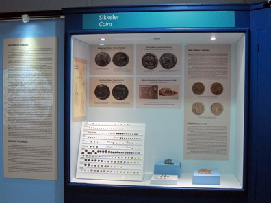 Display case with coin finds in the new Museum of Miletus. Photo: KW.